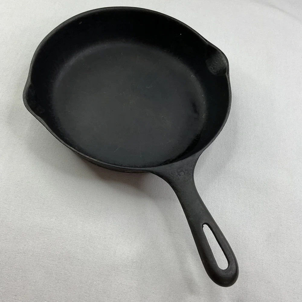 8 Inch Cast Iron Skillet Round Frying Pan Dual Spouts Unmarked S Mark Vintage